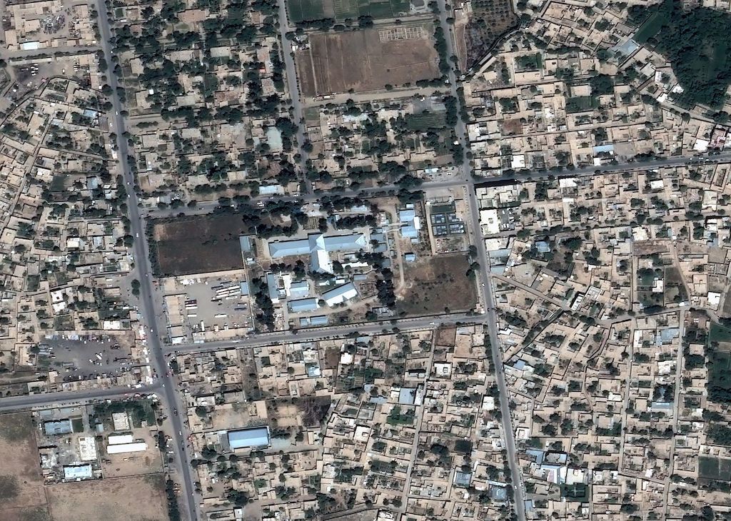 Satellietbeeld van het ziekenhuis vóór de aanval