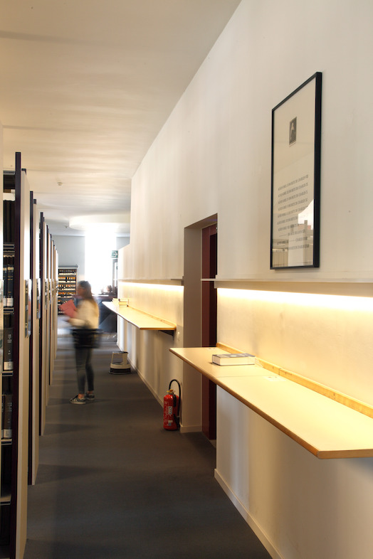 Installatiezicht 'Entre nous quelque chose se passe...' in de Bibliotheek Faculteit Rechtsgeleerdheid KU Leuven. <br/>Kunstenaar en werk: Jan Vercruysse, Agnès Sorel ou les Avant-Gardes (1990)<br/>Foto © Dirk Pauwels
