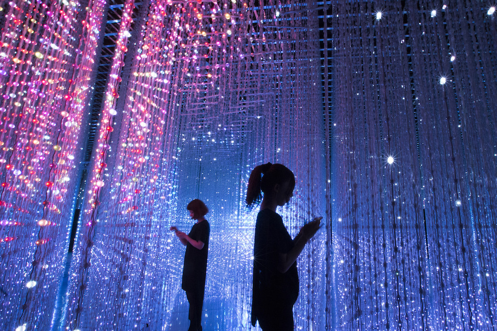 Future World con proyectores Panasonic. Crédito Foto: teamLab