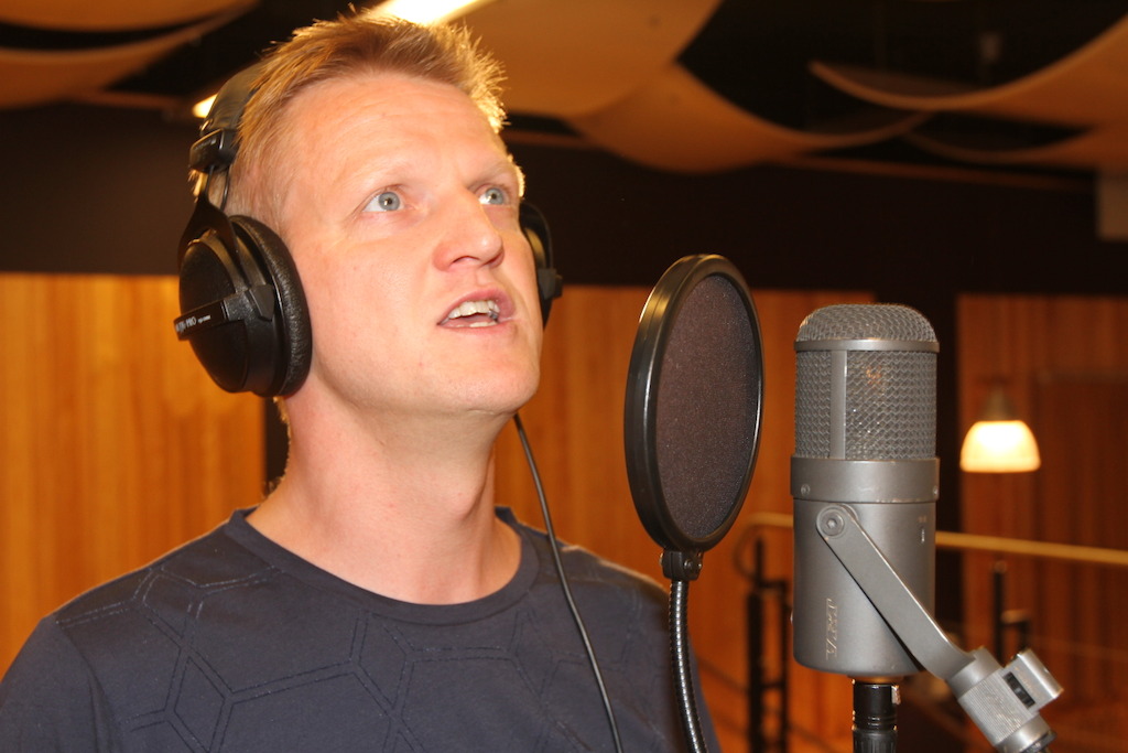 Sven Pichal- 'De Inspecteur' zingt het garantielied (c) VRT