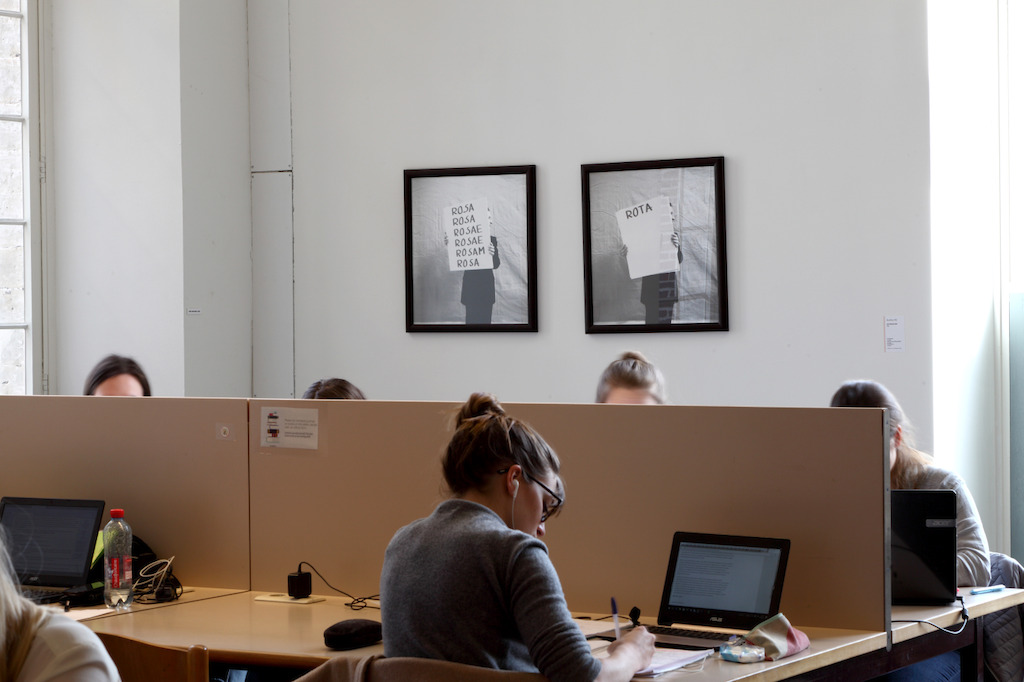 Installatiezicht 'Entre nous quelque chose se passe...' in de Bibliotheek Faculteit Rechtsgeleerdheid KU Leuven. <br/>Kunstenaar en werk: Jan Vercruysse, Rosa/Rota (III) (1984)<br/>Foto © Dirk Pauwels