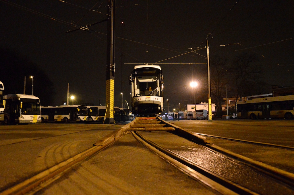 Via een helling werd de nieuwe Gentse Albatrostram van de vrachtwagen op de tramsporen geleid.