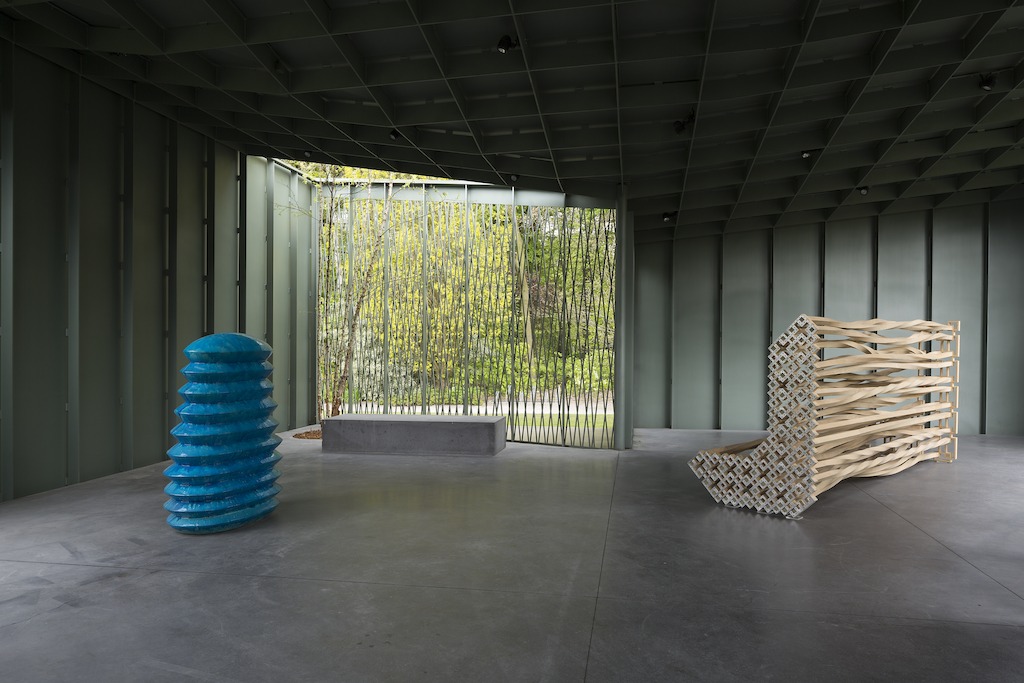 Richard Deacon, Tomorrow And Tomorrow And Tomorrow ‘B’, 1999 (links) / I Remember (3), 2013 (rechts) - Copyright and courtesy of the artist - Foto: Werner J. Hannappel