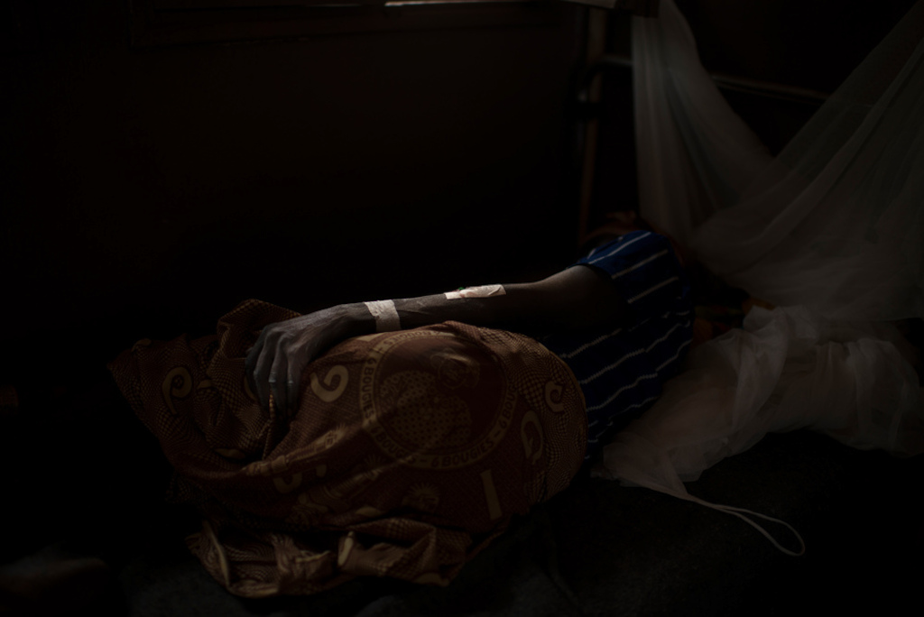 Thérèse Erede, 45, wounded by gunfire. Bambari's hospital. Photographer: Colin Delfosse/Ouf of Focus