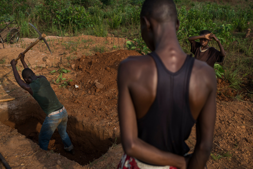 Digging a tomb near the Sangaris IDP camp, Bambari. Photographer: Colin Delfosse/Ouf of Focus