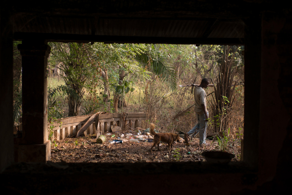 Florent Bakozo survives on rat hunting in Ministre Maurice Meto's villa, abandonned upon Seleka's arrival. Photographer: Colin Delfosse/Ouf of Focus
