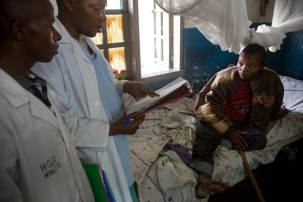 Surgeon Isaac Bahati CHUMA is consulting a patient. Mweso General Hospital at the border between the Masisi and Rutshuru territories in the North Kivu province of the Democratic Republic of the Congo, February 7, 2017. Photographer: Gwenn Dubourthoumieu
