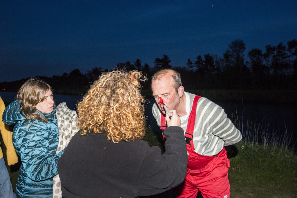 Even bijschminken: bloed en verwondingen (c) Alex Vanhee/VRT