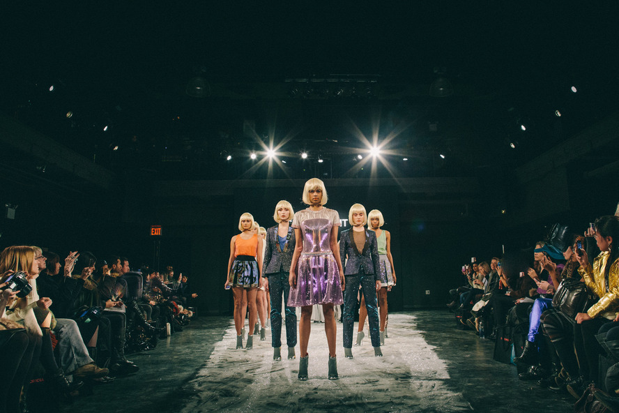 Spectaculaire fashion show van CuteCircuit in de Hello bank! pop-up