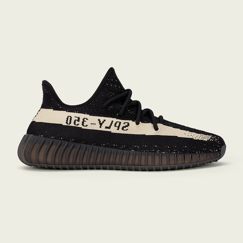 YEEZY BOOST 350 V2 CORE BLACK / CORE WHITE: fusión perfecta entre estilo y originalidad