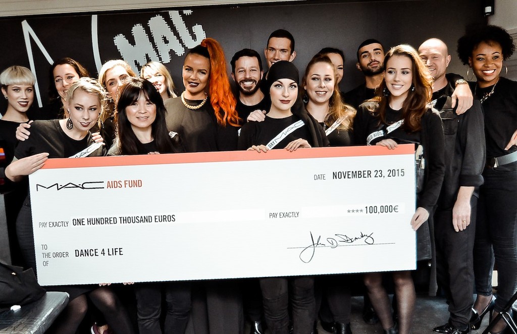 Cheque donatie M.A.C x dance4life