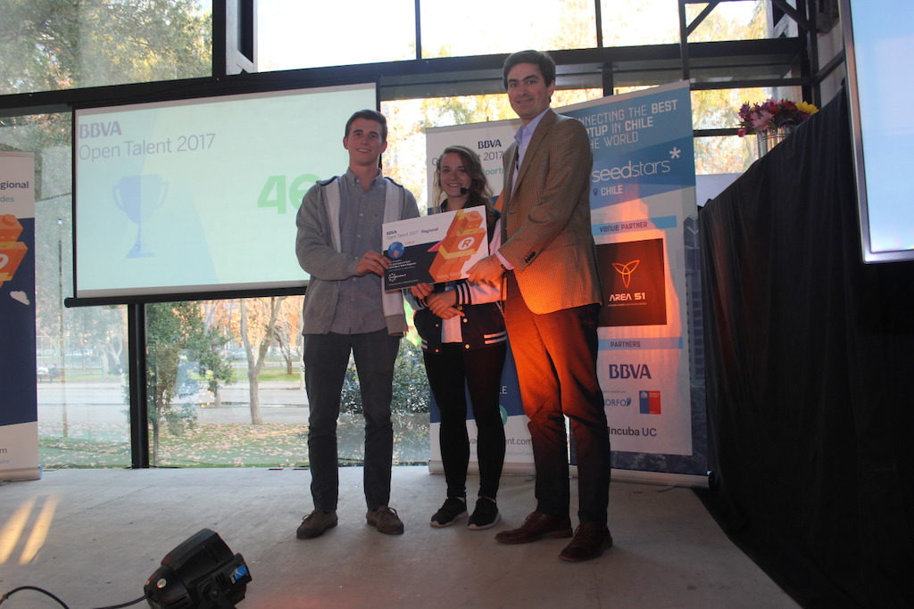 Tomas (Pago 46) ganador de BBVA Open Talent Regional Chile con Lucy (Seedstars) y Ignacio (BBVA)