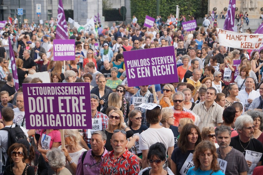 “Morgen vallen de maskers af, of net niet!”
