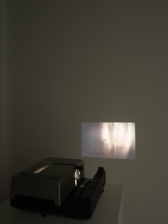 Edith Dekyndt - Chronology of Tears, Dia Projection - 1 slide