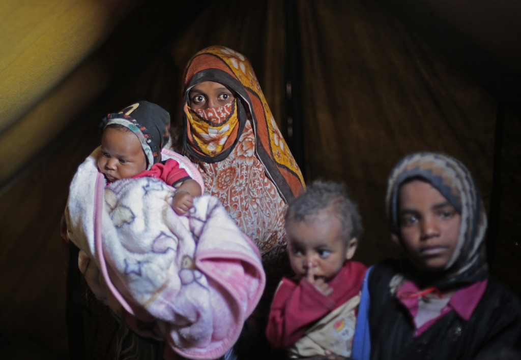 De baby van Um Abdulrahman werd geboren tijdens de oorlog in Yemen, en is al zijn hele leventje op de vlucht. Zijn familie ontvluchtte de bombardementen in de provincie Sa’ada en leeft nu in het vluchtelingenkamp Khmer in Amran © Rawan Shaif