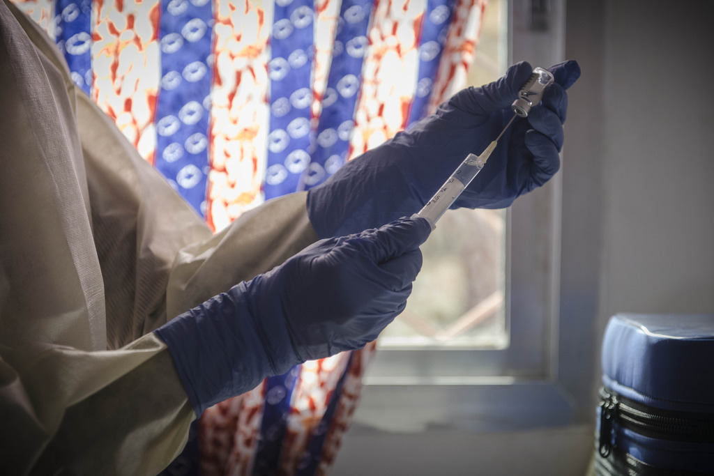 Un collaborateur de MSF prépare une dose du vaccin expérimental rVSV-EBOV contre l'ebola dans l'hôpital Donka à Conakry.