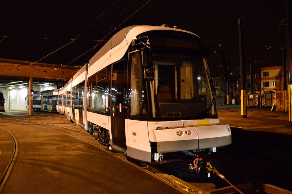 De nieuwe Gentse Albatrostram rijdt de tramloods binnen na levering.