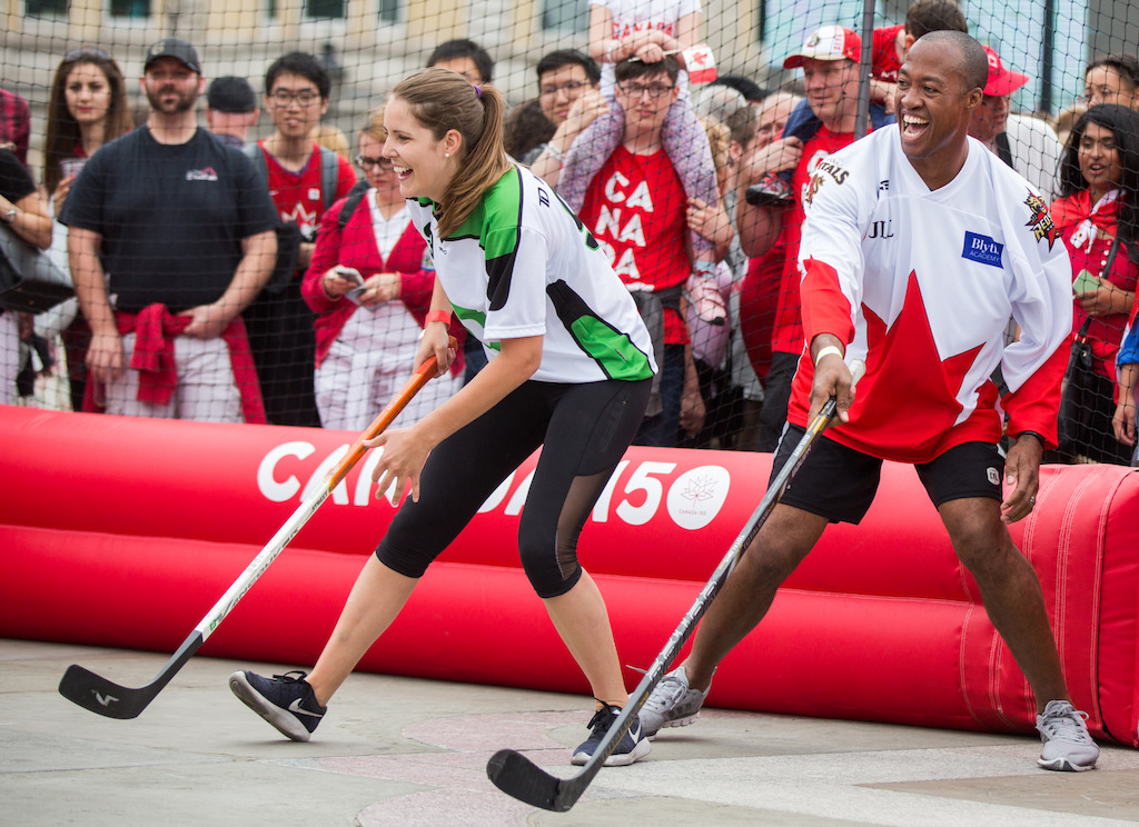 Henry Burris participe à la partie de hockey des célébrités. Crédit photo : Jim Ross / LCF.