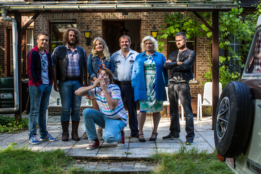 Thomas De Smet, Bart De Pauw, Ella-June Henrard, Tom Audenaert, Lies Pauwels, Kevin Bellemans. Gehurkt: Stijn Steyaert<br/>(c) Eén/ Telenet/ Koeken Troef! / Nyklyn