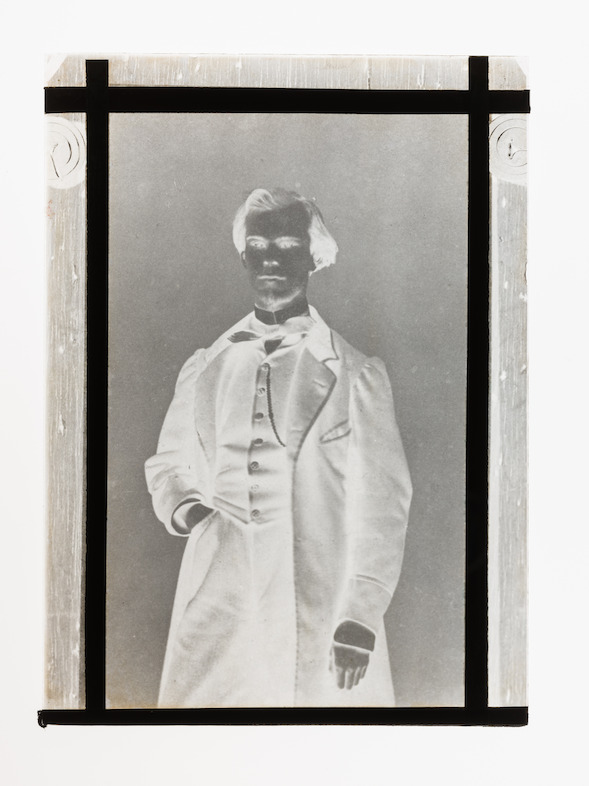 De glasplaat, negatief van de foto van Verlaine (privéverzameling)