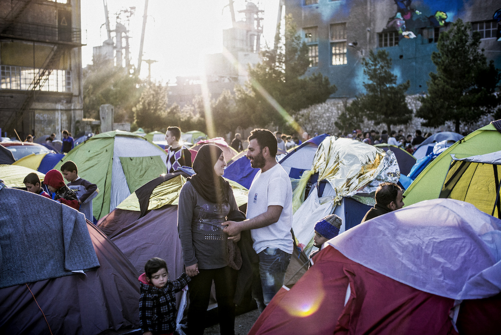 Omdat zoveel Europese landen hun grenzen hebben gesloten voor vluchtelingen, zitten heel wat mensen vast in Griekenland. Meer dan 5000 van hen verblijven in dit geïmproviseerde kamp in de haven van Athene ©Guillaume Binet