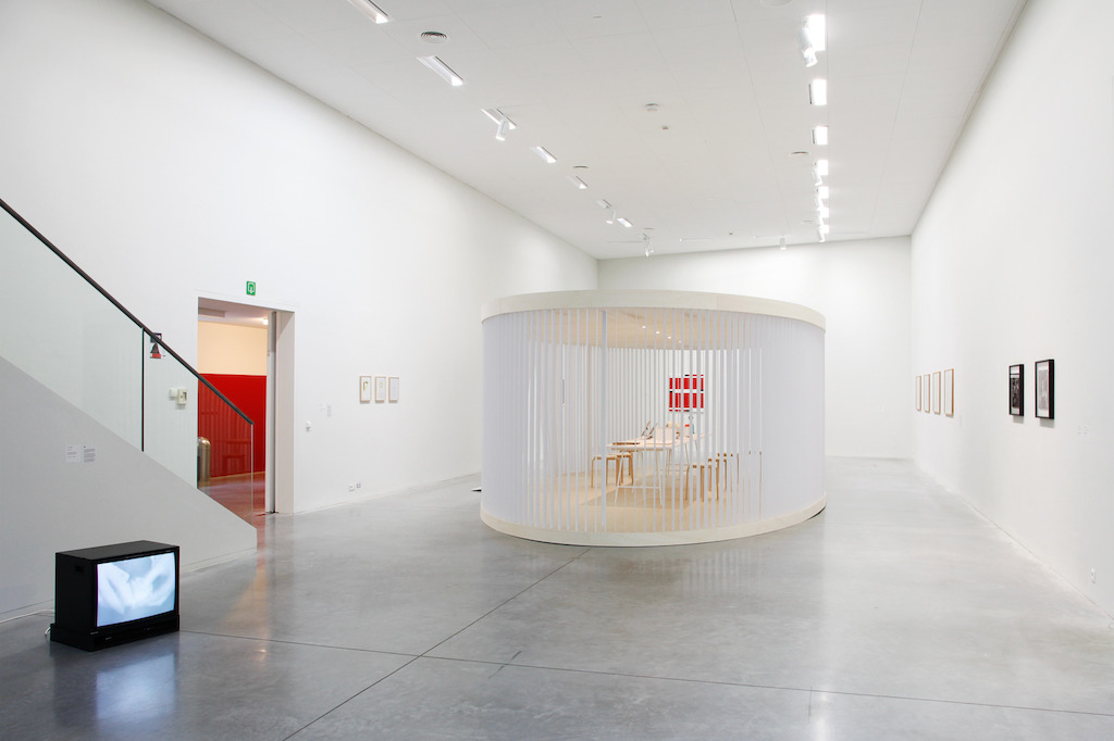 Tentoonstelling Twisted Strings met interactief touwenpaviljoen. Links vooraan video van Lili Dujourie, links achteraan werken van Caroline Van Damme<br/>Foto (c) 2016 KK / www.document-architecture.com