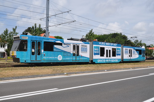 Een van de twee speciale wifi-Kusttrams van De Lijn. De creatievelingen van Urban Crafts gaven deze tram het uitzicht van een vliegtuig.