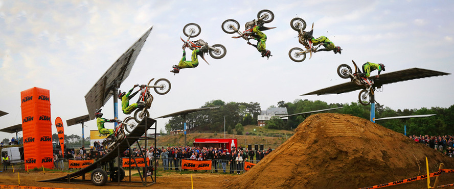 FMX icon Gilles Dejong goes flippin' electric!!