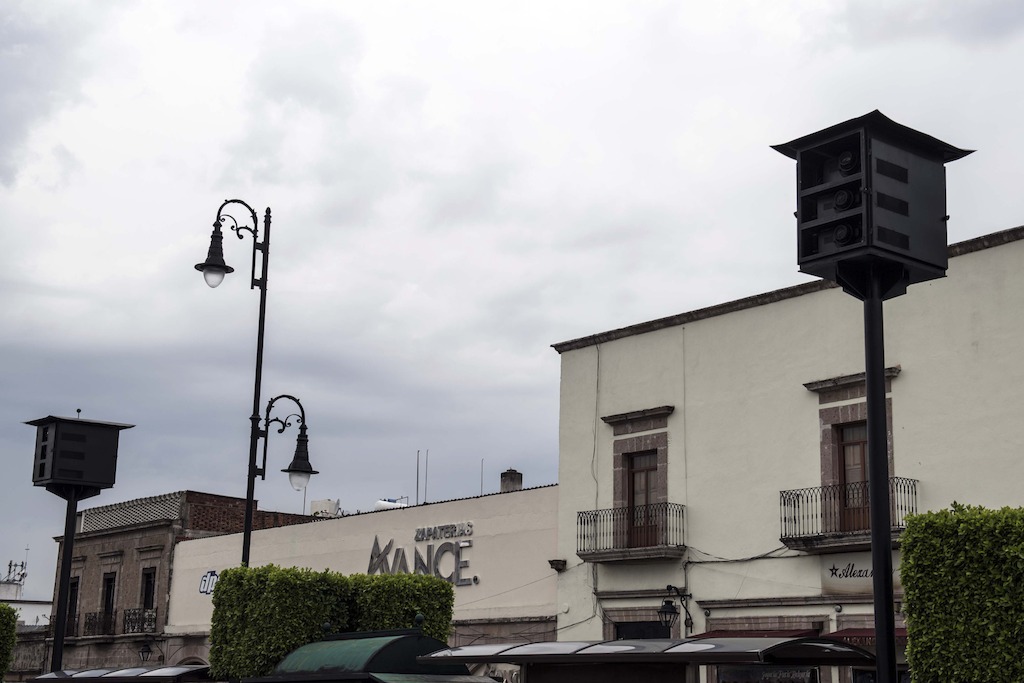 Proyectores Panasonic ubicados al otro extremo de la Plaza Valladolid