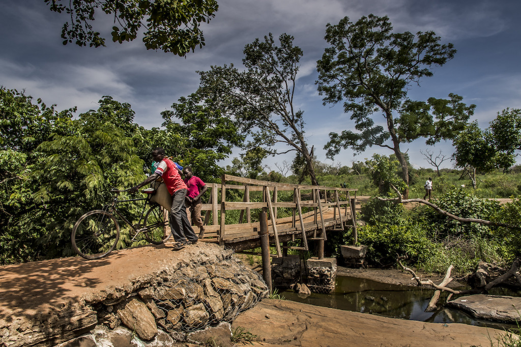 Busia bridge between South Sudan and Uganda. Umbilical cord very frequented by refugees. These pass early in the morning and then return to pick up their hidden luggage near the border on the other side. Photographer: Frederic Noy