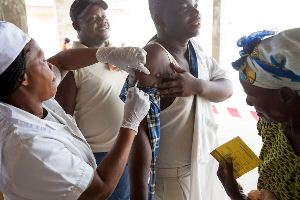 People are vaccinated against Yellow Fever by Medecins Sans Frontiers (MSF) in a church under construction in Matadi, DRC. Photographer: MSF