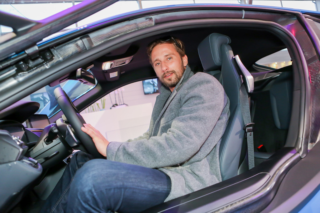 Matthias Schoenaerts in de BMW Beach Lounge
