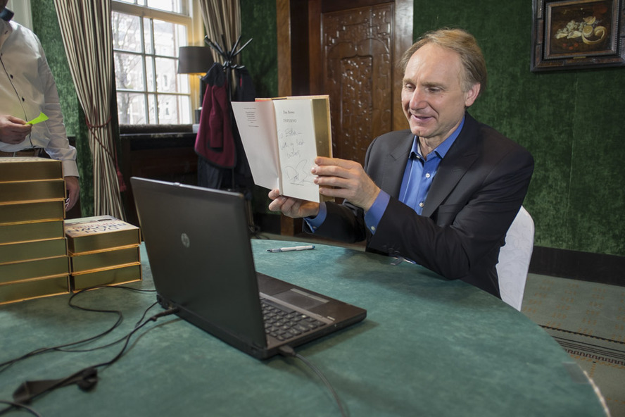 L’auteur américain Dan Brown a signé des autographes en ligne pour bol.com et DDB.