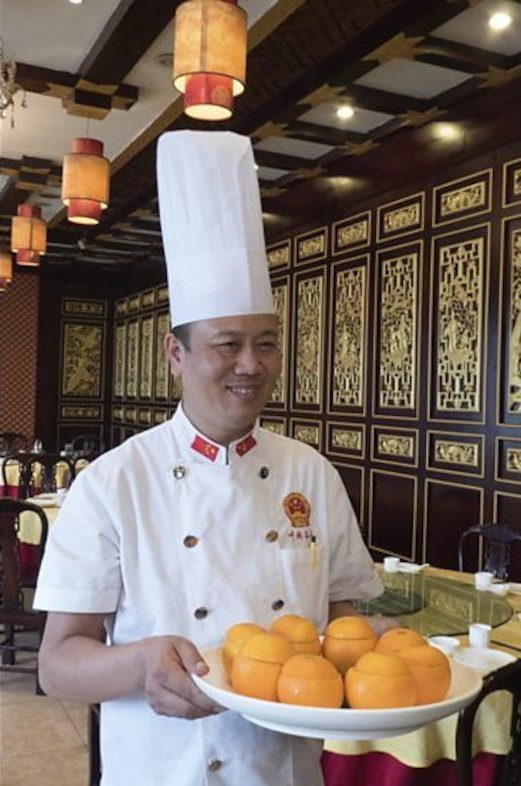 Chinese chef-kok met recept middeleeuws kookboek - (c) BBC Worldwide