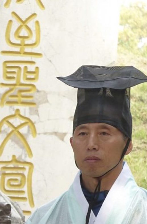 Geleerde bij het graf van Confucius - () BBC Worldwide