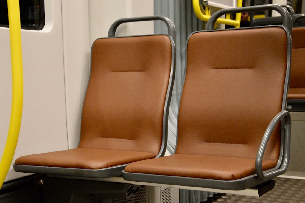 De meest zichtbare vernieuwing tegenover de 10 Albatrostrams die sinds 2015 in Gent rondrijden: zetels uit recuperatieleder. Comfortabel én onderhoudsvriendelijk.
