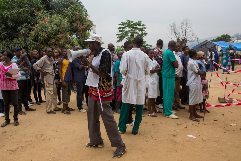 A Medecins Sans Frontieres (MSF) staff member gives information about the MSF Yellow Fever vaccination programme in Matadi, DRC. Photographer: MSF