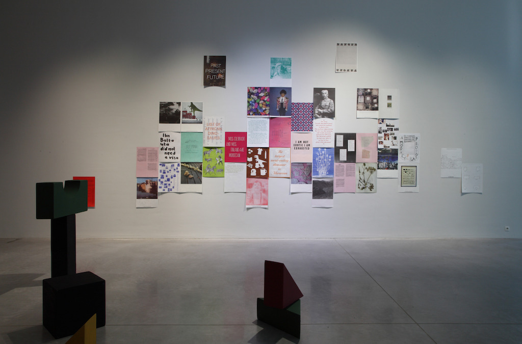 A Modest Proposal, 2010-2013, 15 Posters, recto verso.<br/>© Yto Barrada. Courtesy Sfeir-Semler Gallery, Hamburg/Beirut; Pace Gallery, Londen; Galerie Polaris, Parijs<br/><br/>Faux Guide, 2015, Posters, recto verso. © Yto Barrada. Courtesy Sfeir-Semler Gallery, Hamburg/Beirut; Pace Gallery, Londen; Galerie Polaris, Parijs<br/><br/>Photo (c) Dirk Pauwels