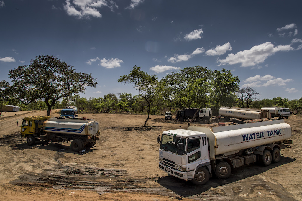Pour l’approvisionnement en eau, MSF a construit des puits artésiens. L’eau est ensuite répartie dans les différentes citernes d’eau un peu partout dans le camp. Ici des camions-citernes dans le camp de Dibidibi.<br/>L’accès à l’eau potable est l’un des principaux défis dans les camps de réfugiés, et MSF continue de développer ses activités dans ce domaine © Frederic Noy