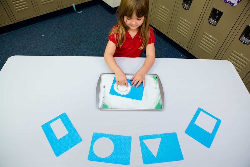 2D drawing made fun with sand and shapes