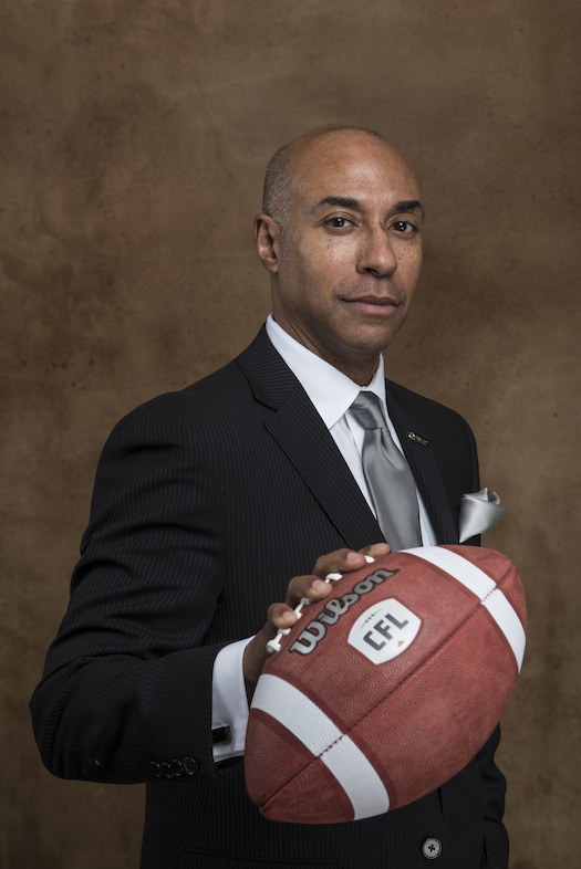 Le commissaire Jeffrey L. Orridge avec un ballon de match officiel arborant le nouveau logo de la LCF.
