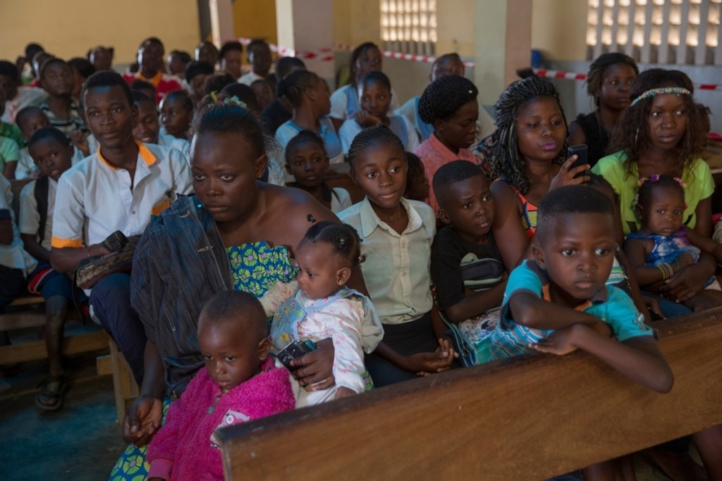 People wait to be vaccinated against Yellow Fever by Medecins Sans Frontiers (MSF) in a church in Matadi, DRC. Photographer: MSF