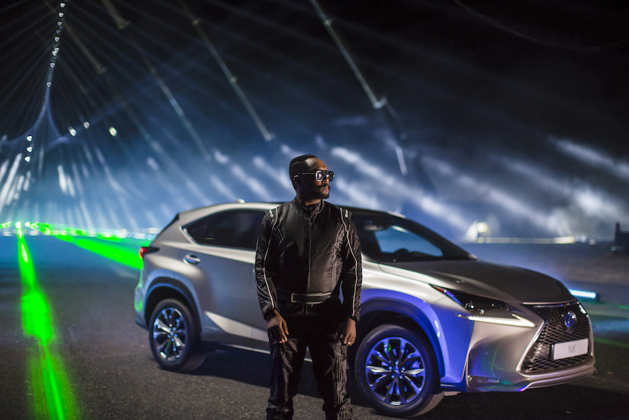 will.i.am ET LEXUS CREENT UN STREET SHOW SONS & LASERS D’ANTHOLOGIE