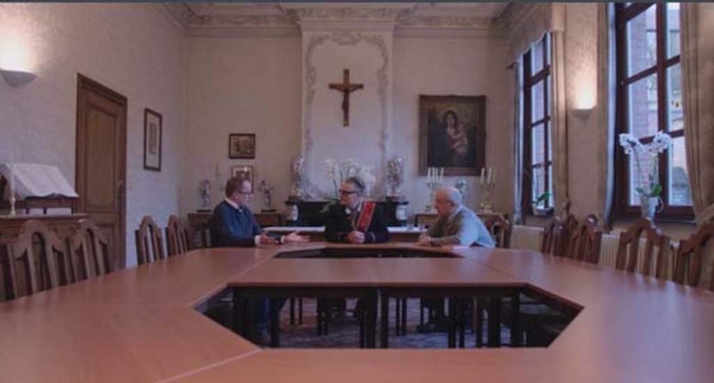 Marcel neust rond in een dekenij (c) VRT
