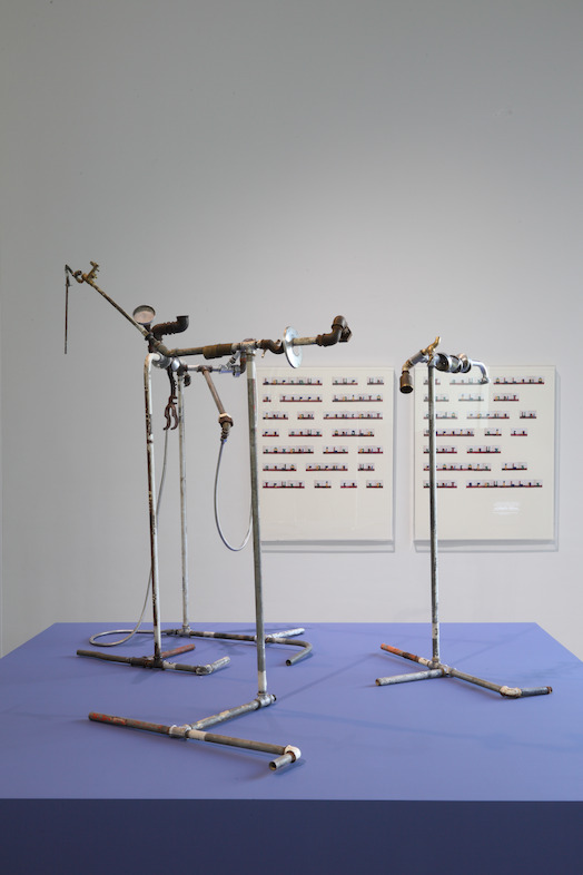 Plumber Assemblage, 2015 © Yto Barrada. Courtesy Sfeir-Semler Gallery, Hamburg/Beirut; Pace Gallery, Londen; Galerie Polaris, Parijs<br/>En arrière: <br/>Untitled (Maréchal Lyautey Quotes Series), 2015, © Yto Barrada. Courtesy Pace Gallery, Londen; Sfeir-Semler Gallery Hamburg/Beirut; Galerie Polaris, Parijs<br/>"Lorsque sur une terre lointaine on rencontre 2 anglo saxons ils ont déjà formé un trust si ce sont 2 allemands ils ont déjà formé un verein si ce sont 2 français ils sont brouillés"