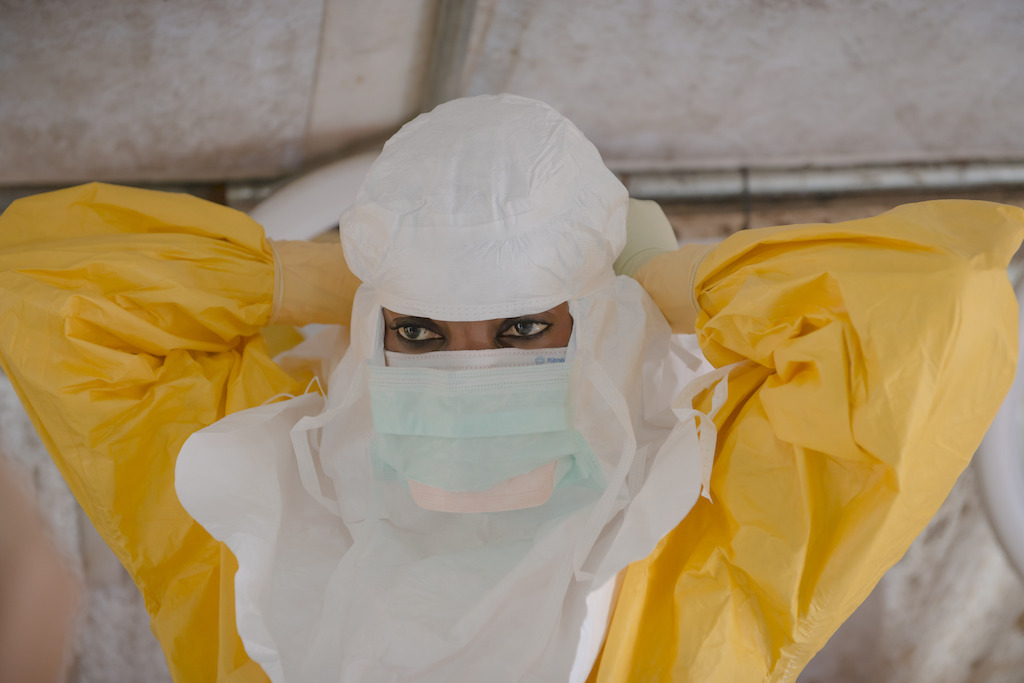 © Yann Libessart/MSF<br/>Un collaborateur de Médecins Sans Frontières porte sa protection complète afin de soigner un patient atteint d’Ebola à Conakry, la capitale de la Guinée. Le 28 décembre 2015, la Guinée a fêté la fin de l’épidémie d’Ebola. Les équipes de Médecins Sans Frontières ont travaillé jusqu’au dernier moment afin d’éradiquer la maladie.