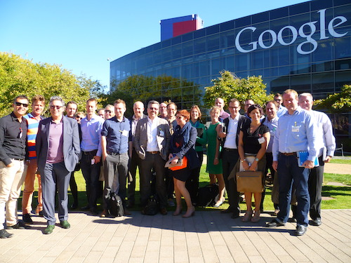 Groepsfoto voor de gebouwen van Google in Silicon Valley.