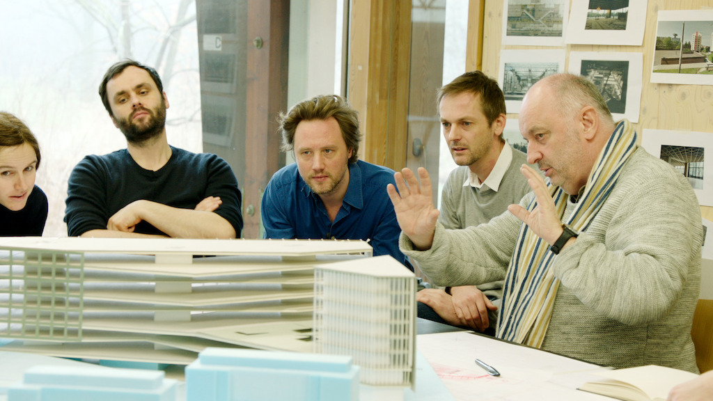 Het team van Robbrecht & Daem en Dierendonckblancke architects met een maquette van het winnende project - (c) VRT