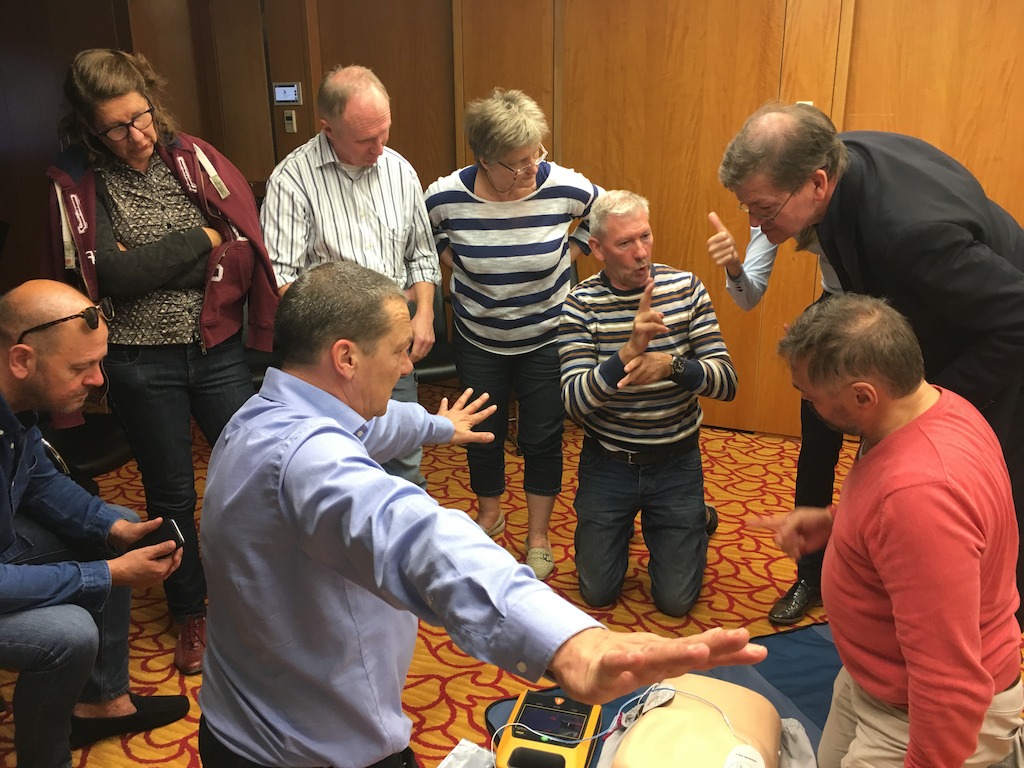 Tijdens de cursus leerden de aanwezigen onder andere omgaan met een AED.