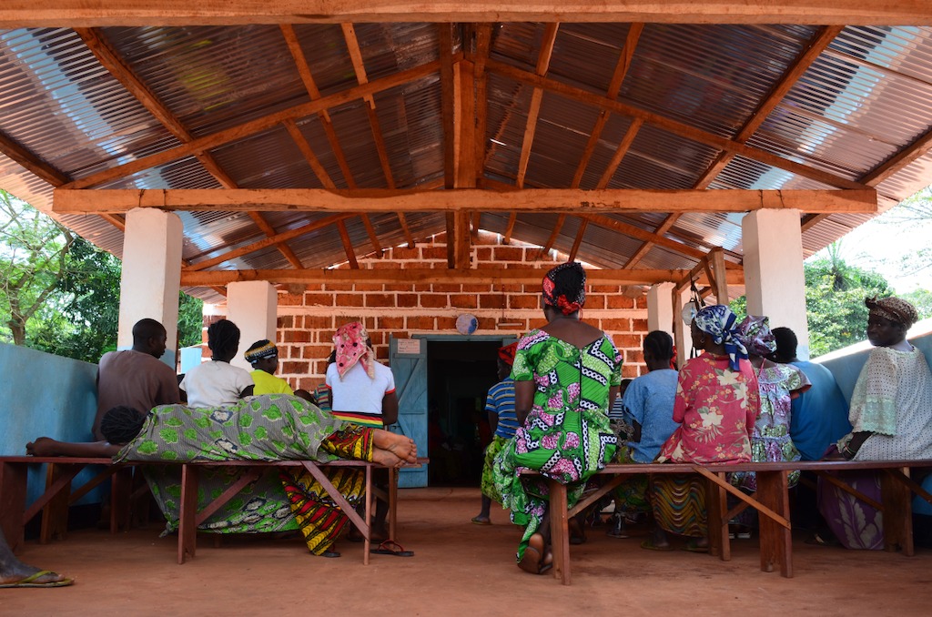 The waiting room of the MSF-supported Mbalazime health centre, Bangassou sub-prefecture, Central African Republic. Photographer: Sandra Smiley/MSF